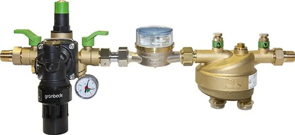 Füllstrecke von Grünbeck mit Druckregler, Durchflussmesser und zwei Absperrventilen. Das System kombiniert hydraulische Steuerungselemente für die Wasserzufuhr.